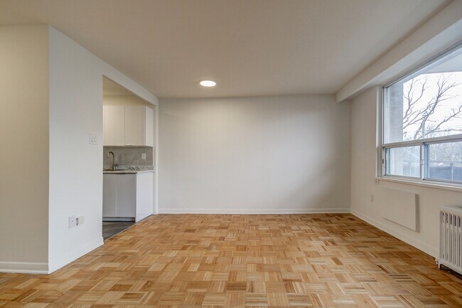 Photo - 1833 Bayview Ave