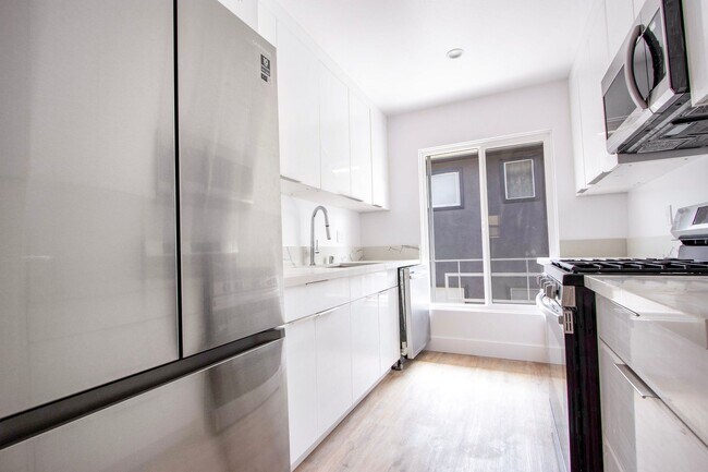 Photo - 1040 S Genesee Ave