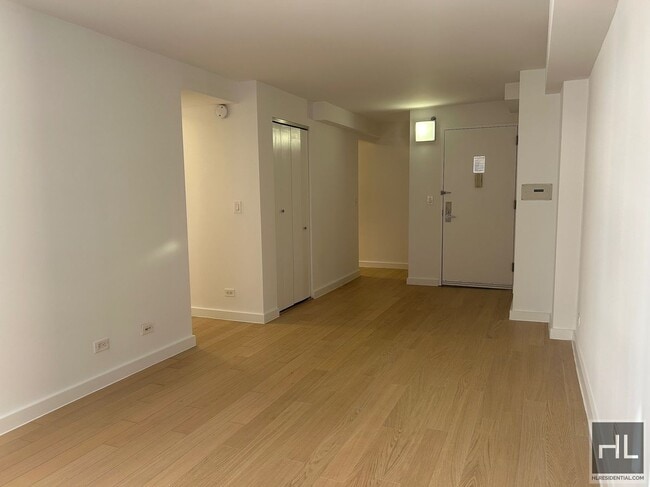 Photo - East 39th Street Unidad 19A