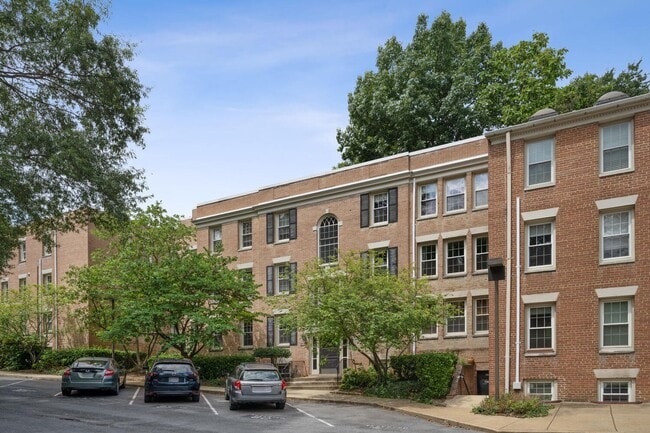 Building Photo - Large, Renovated Apartment Less Than 5 Minute Walk to Cleveland Park Metro!