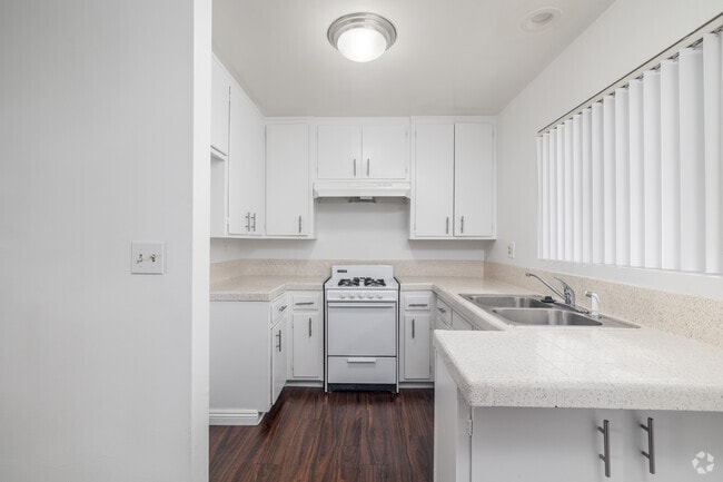 1BR, 1BA - 729SF - Kitchen-Unit 10