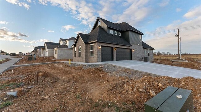 Building Photo - 900 Trestle Ln