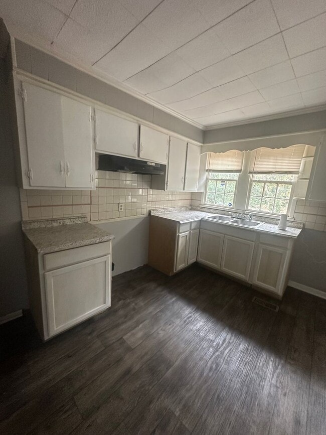 Photo - Charming 3 bedroom 1 bath with plenty of open space!