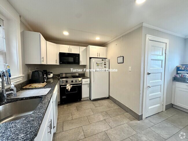 Building Photo - 9 Upland Rd Unit 8 Rental