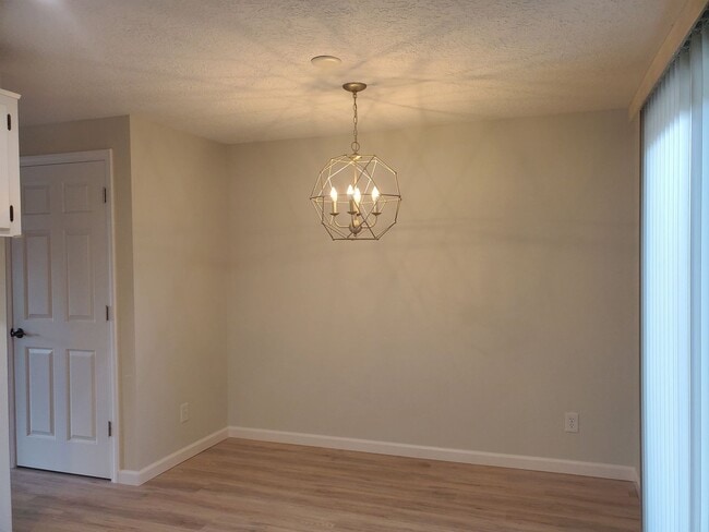 Photo - REDUCED RENT AND FREE MONTH OF RENT! South Salem Condo w/ Remodeled Kitchen, A/C & W/S/G Included!