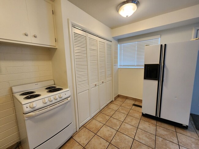 Photo - MetHigh 8-Plex/__Bldgs *** Unit 4
