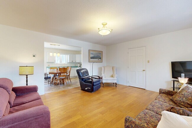 Photo - 103 Bruce St S