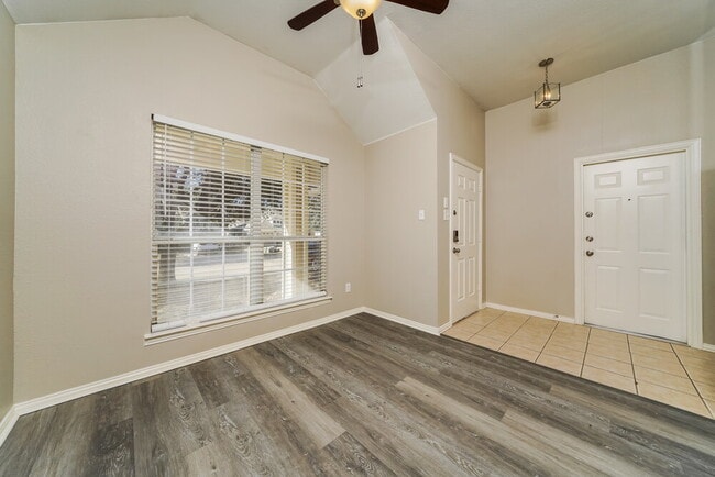 Photo - 409 Creekview Dr