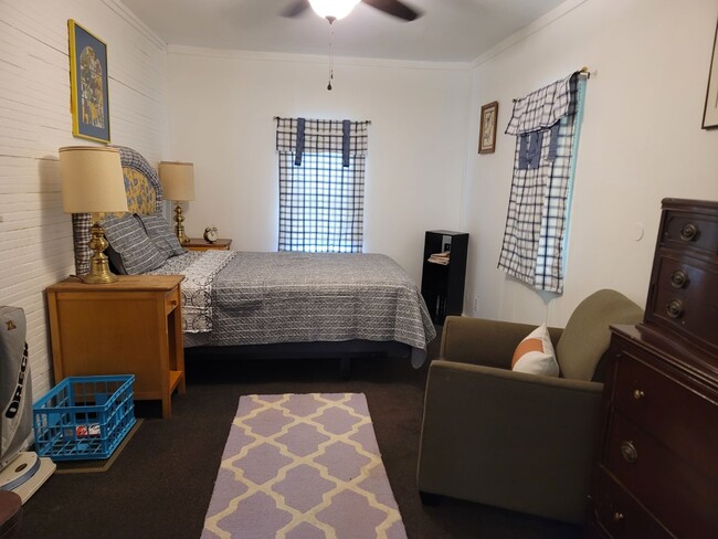bedroom queen linens furnished - 514 Branch St Rental