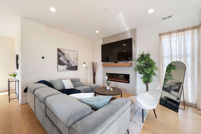 Building Photo - 2110 W Washington Blvd Rental
