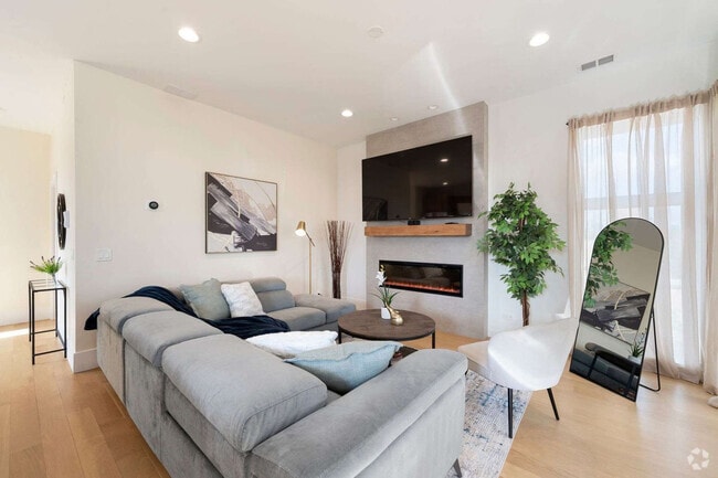 Building Photo - 2110 W Washington Blvd Rental