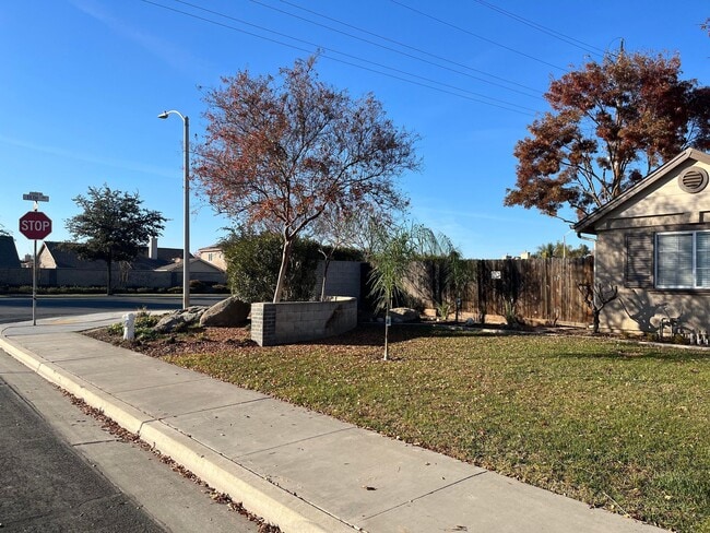 Photo - 686 Millbrook St