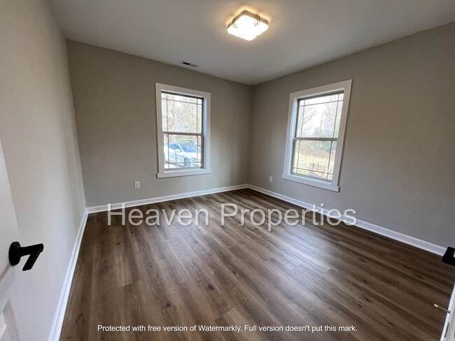 Photo - 1611 Summerville Rd