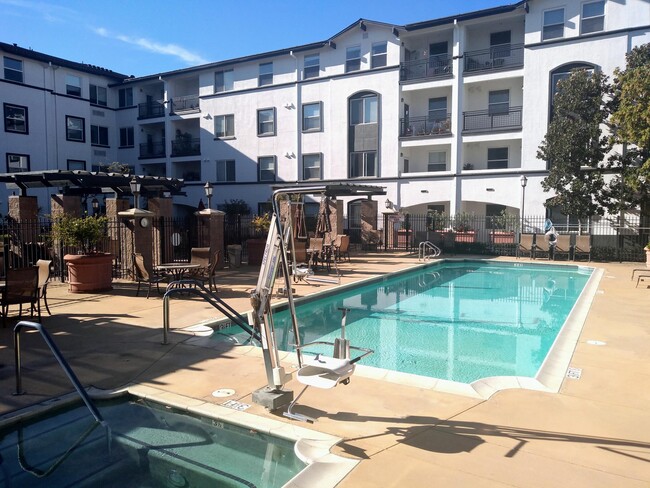 Piscina y patio - Heritage Estates Senior Apartments