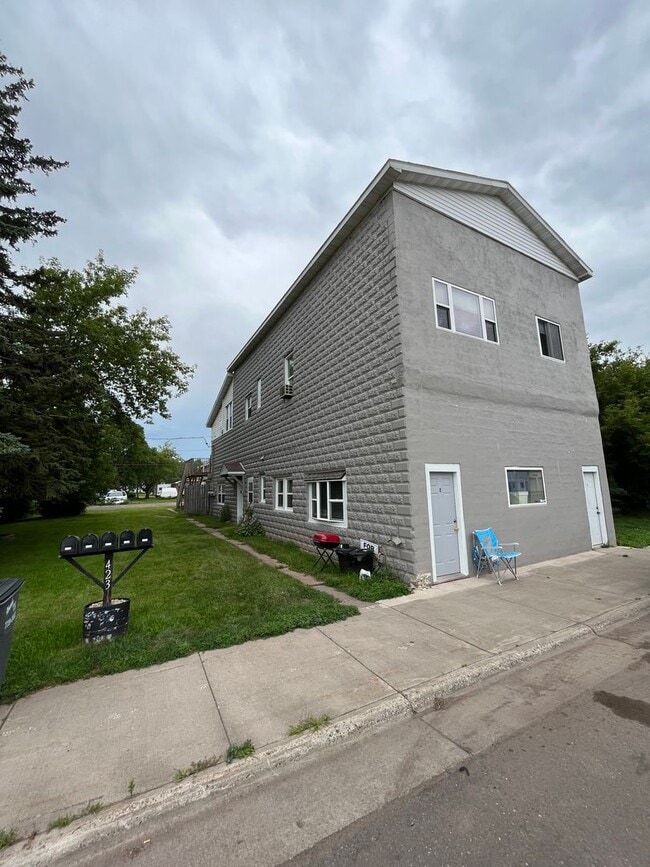 Building Photo - AVAILABLE Immediately - 2 BED 1 BATH Unit 4
