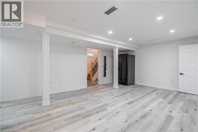 Photo - 404 Stone Church Rd E