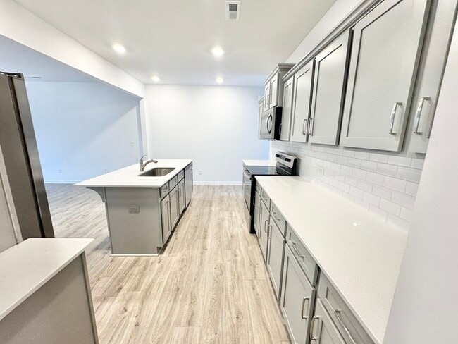 Photo - Spacious three bedroom 2 1/2 bathroom with large loft area - SPRING SPECIAL