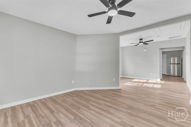 Photo - 832 W 44th St