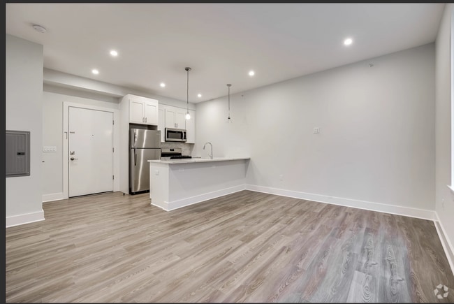 Building Photo - 658 Grand St Rental
