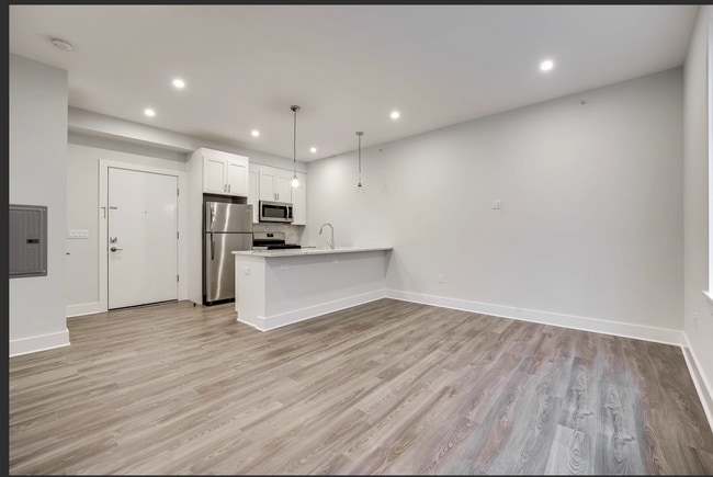 Building Photo - 658 Grand St Rental
