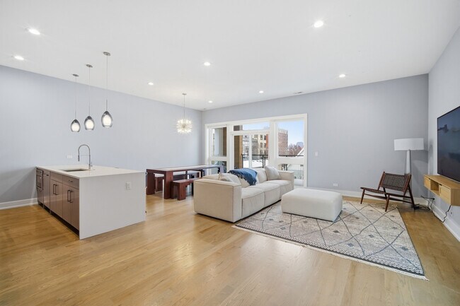 Photo - 725 W 17th St Unidad 3