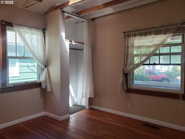 Photo - Large 6 Bedroom Close to UofO Campus