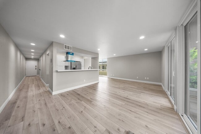 271 E San Antonio Dr.