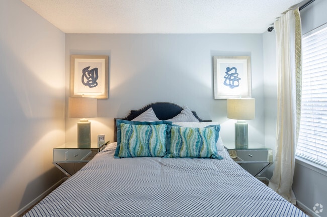 2BR, 2BA - 1,050 SF