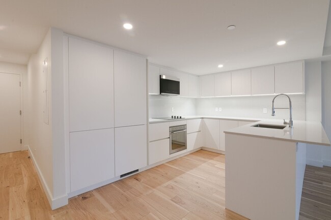 Building Photo - 3460 Rue Peel Unit 1706