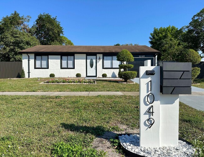 Building Photo - 1049 Grandview Cir Rental