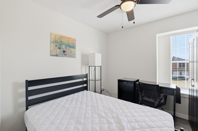 Photo - 1619 Collin Dr