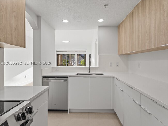 Building Photo - 6420 NW 114th Ave Unit 1308