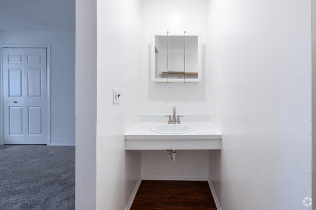 2BR, 1BA - 782SF - Walk-In Closet Sink