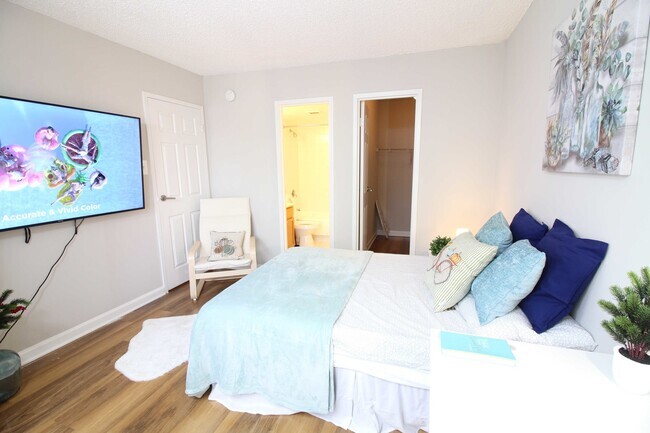 Building Photo - Master Room & Ensuite Bath - Near Dupont C... Rental