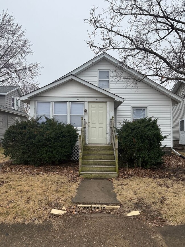 Building Photo - 3B / 1B home with over 1200 square feet!