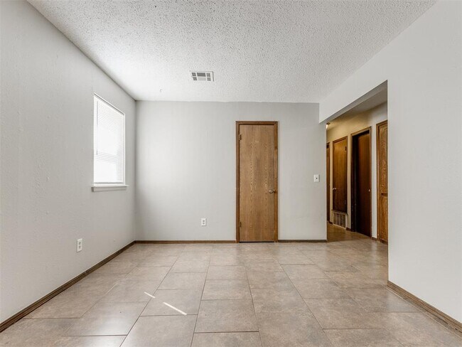 Photo - 822 Russell Cir