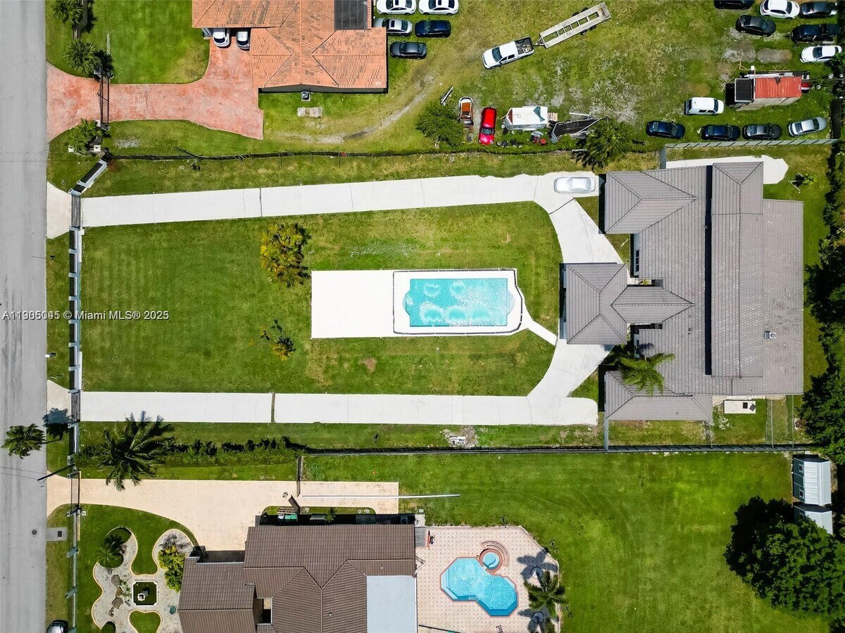 Photo - 425 SW 129th Ave