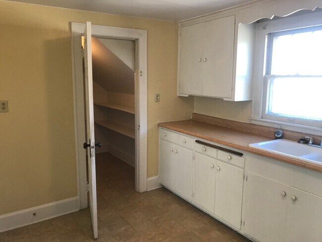 2043 St Clair St Unit Upper