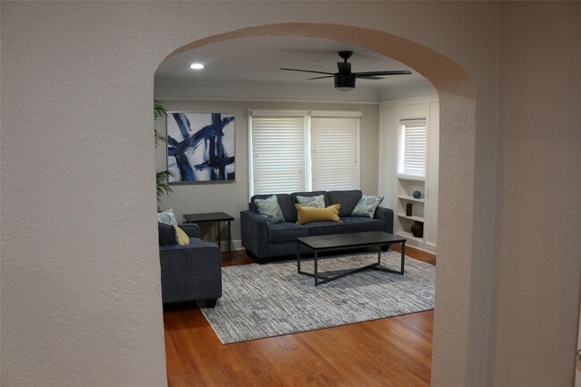 Building Photo - 2215 Hermann Dr Rental
