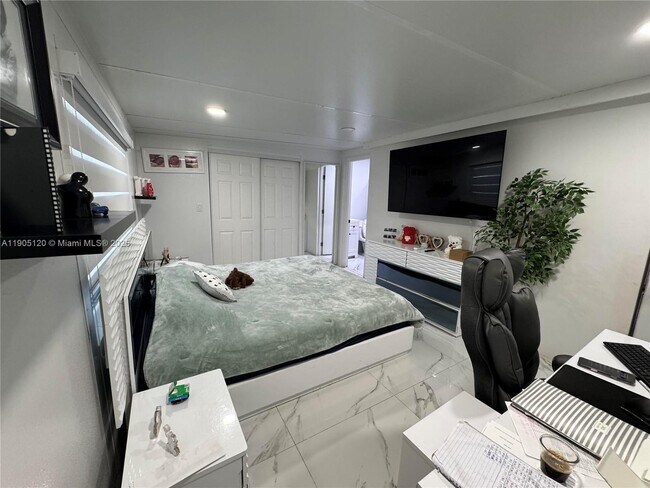 Photo - 879 E 28th St