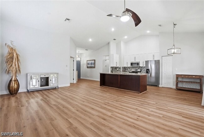 Photo - 670 Lambton Ln