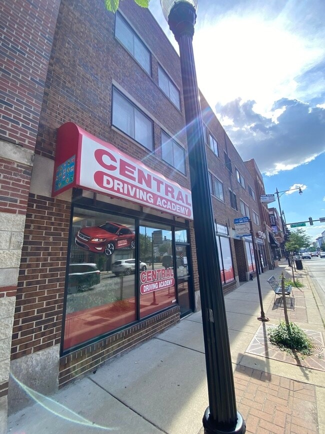 Building Photo - 1455 W Fullerton Ave Unit 203