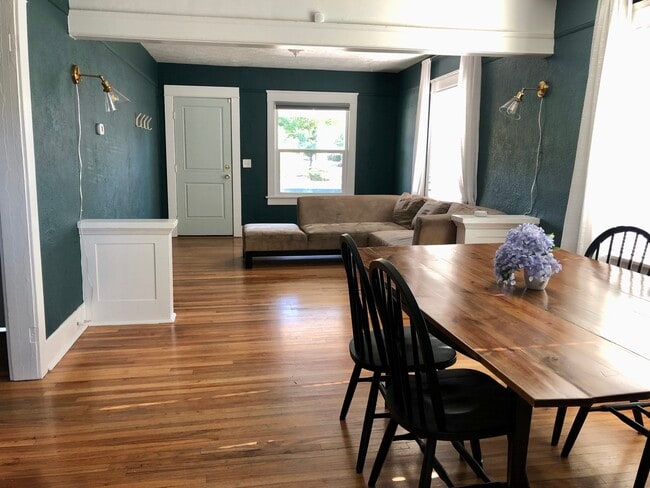 Building Photo - 605 1st Ave NE Rental