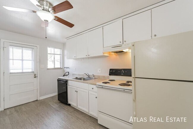 2337 S Locust St Unidad B