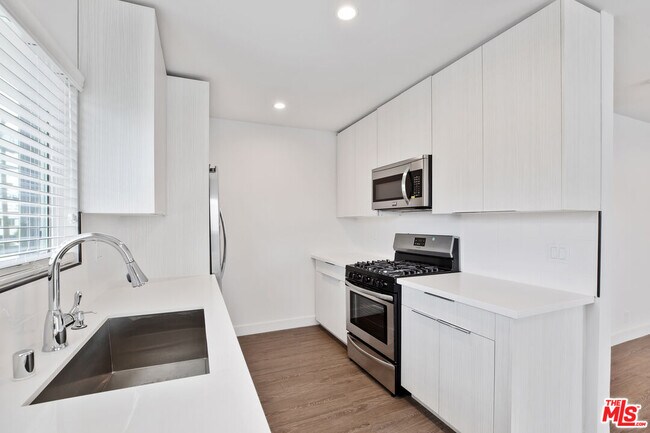 Photo - 1117 S Bronson Ave Unidad 11