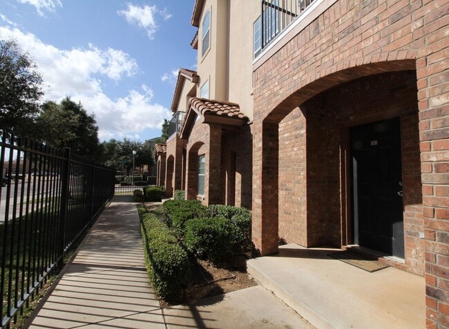 Photo - Condo WALKING DISTANCE TO TECH! Pre-leasing for August 1st!