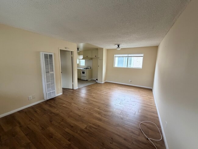 Building Photo - 2608 Vanderbilt Ln Unit #6