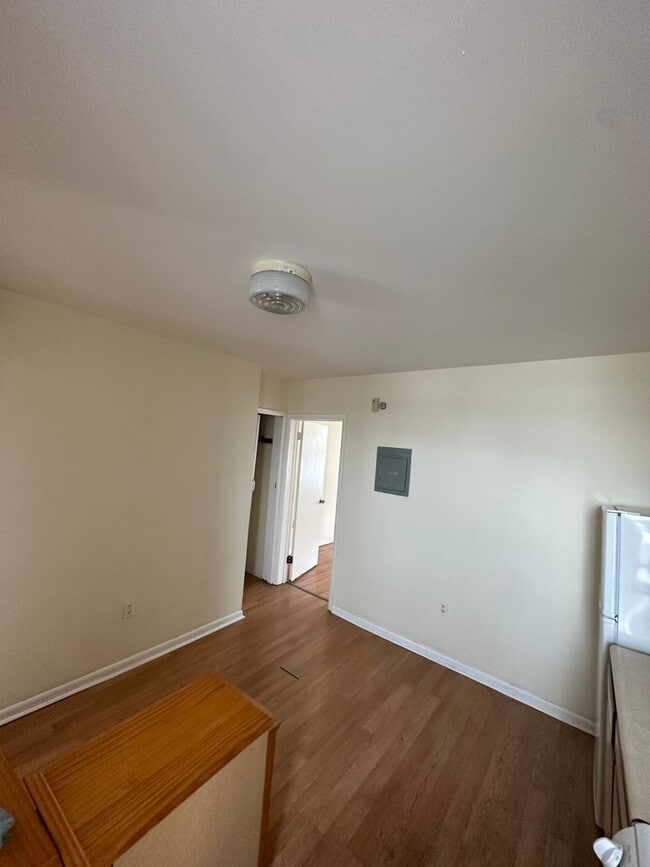 Building Photo - 1910 S 15th St Unit 3RD FL Rental