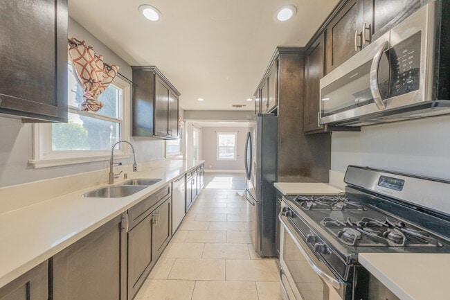 Photo - 14947 Chatsworth St