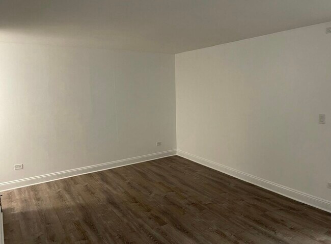 Living Area - 426 W Barry Ave Unit 212